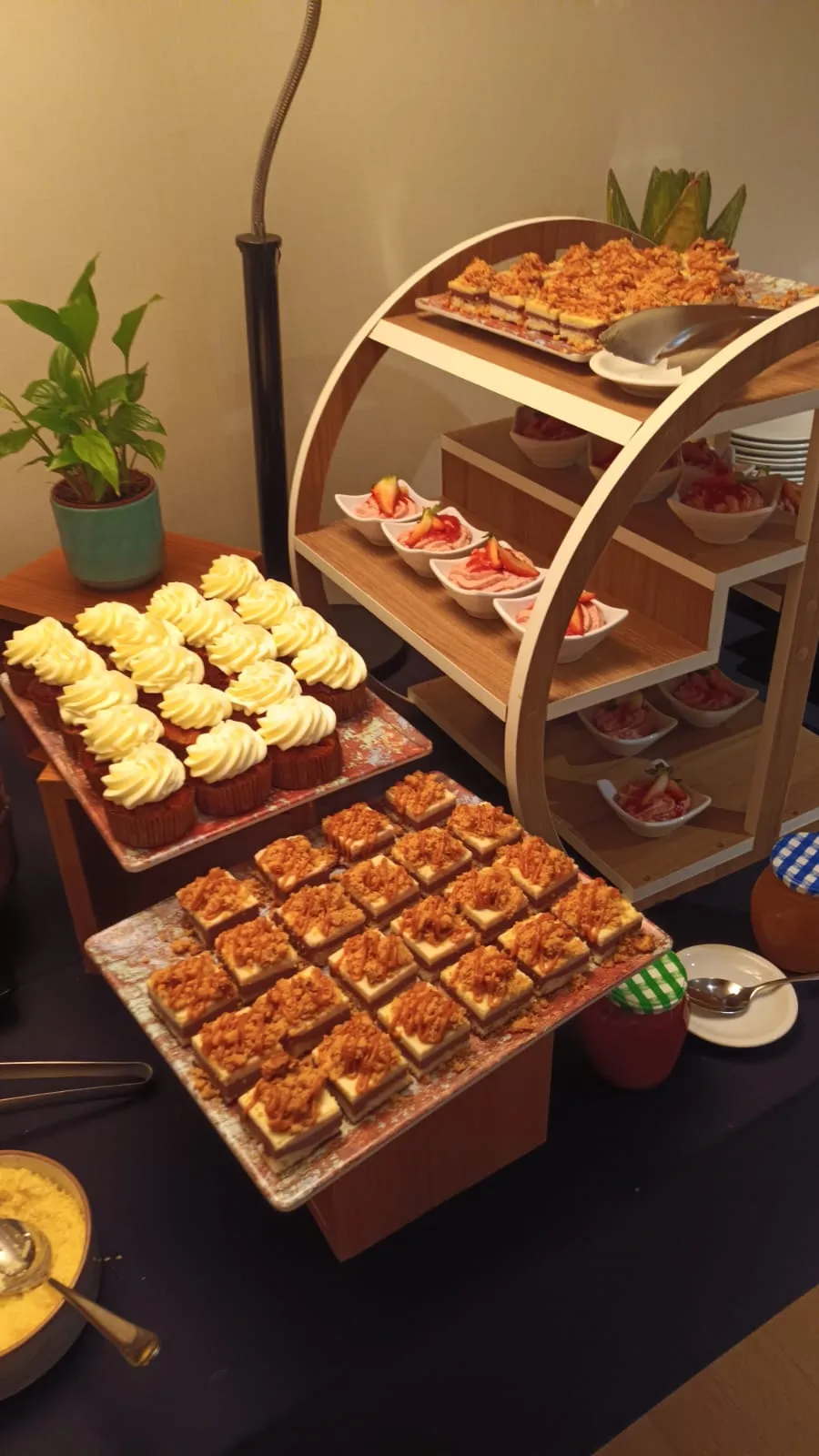 Frühstückstisch mit Kuchen und Obst