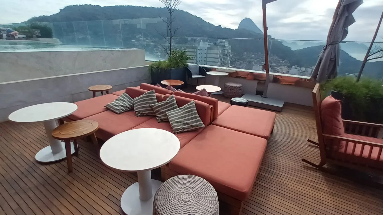 Terrasse mit Sitzmöbeln und Blick auf Stadt und Berge