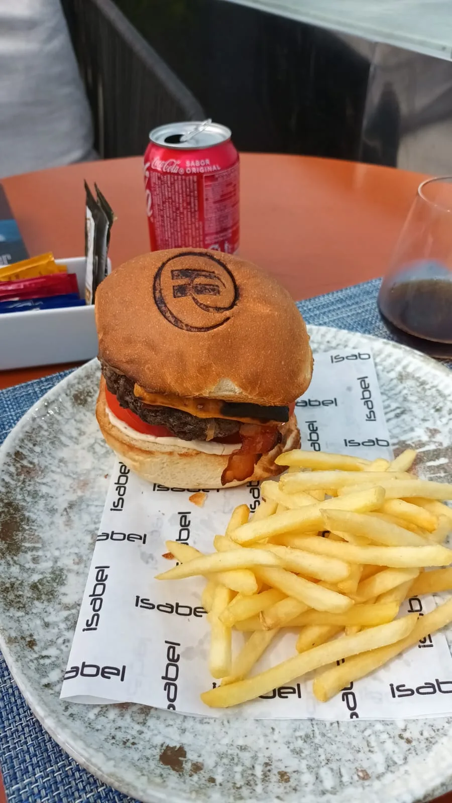 Hamburger mit Pommes Frites und Cola auf Teller