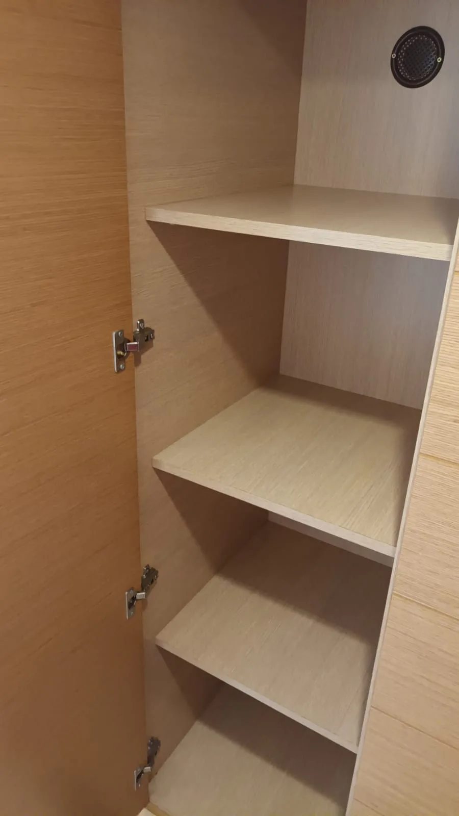 Leerer Schrank mit drei Regalen in einem Hotelzimmer