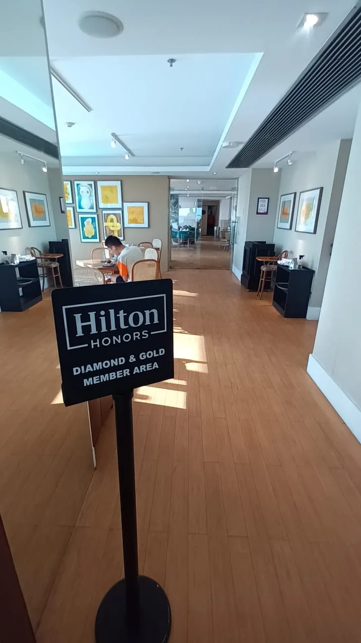 Lobby des Hilton Hotels mit Schild für Diamond & Gold Mitglieder