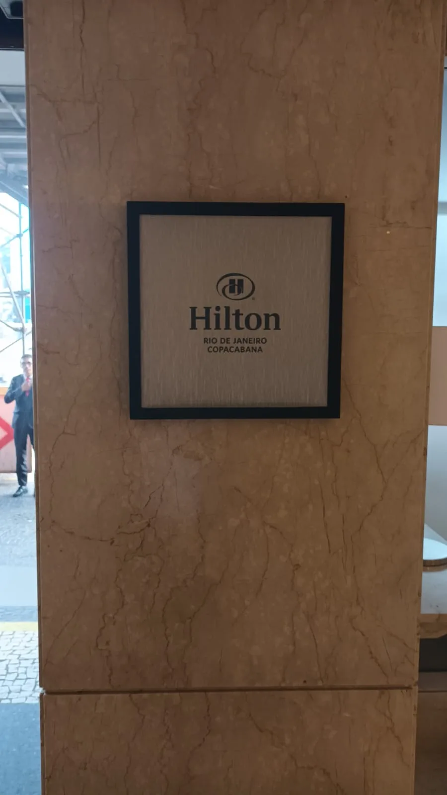 Hilton-Schild am Eingang des Hotels in Rio de Janeiro