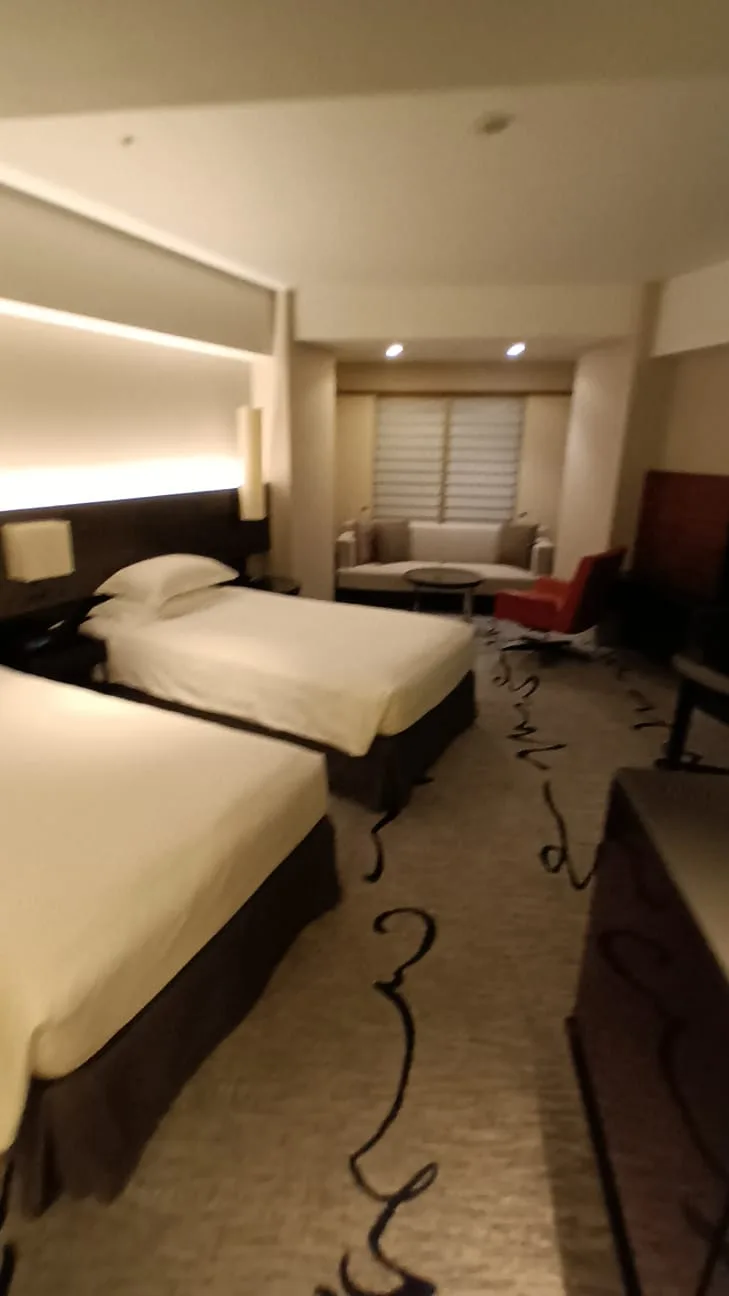Hotelzimmer mit Doppelbetten und moderner Einrichtung