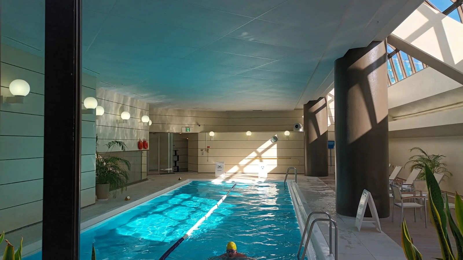Indoor Swimmingpool mit Schwimmer im Freistil