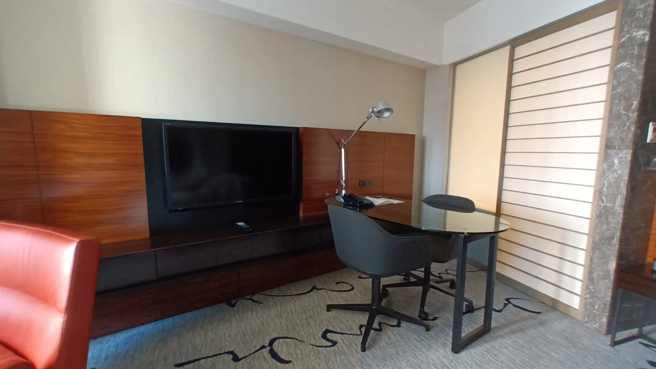 Hotelzimmer mit Fernseher und Schreibtisch