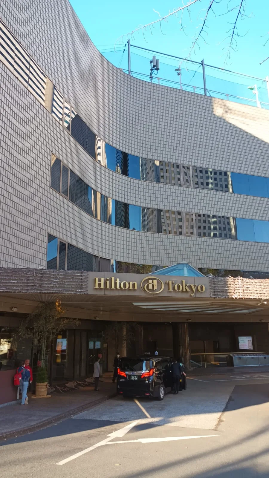 Hilton-Fassade mit Schild und Eingangsbereich