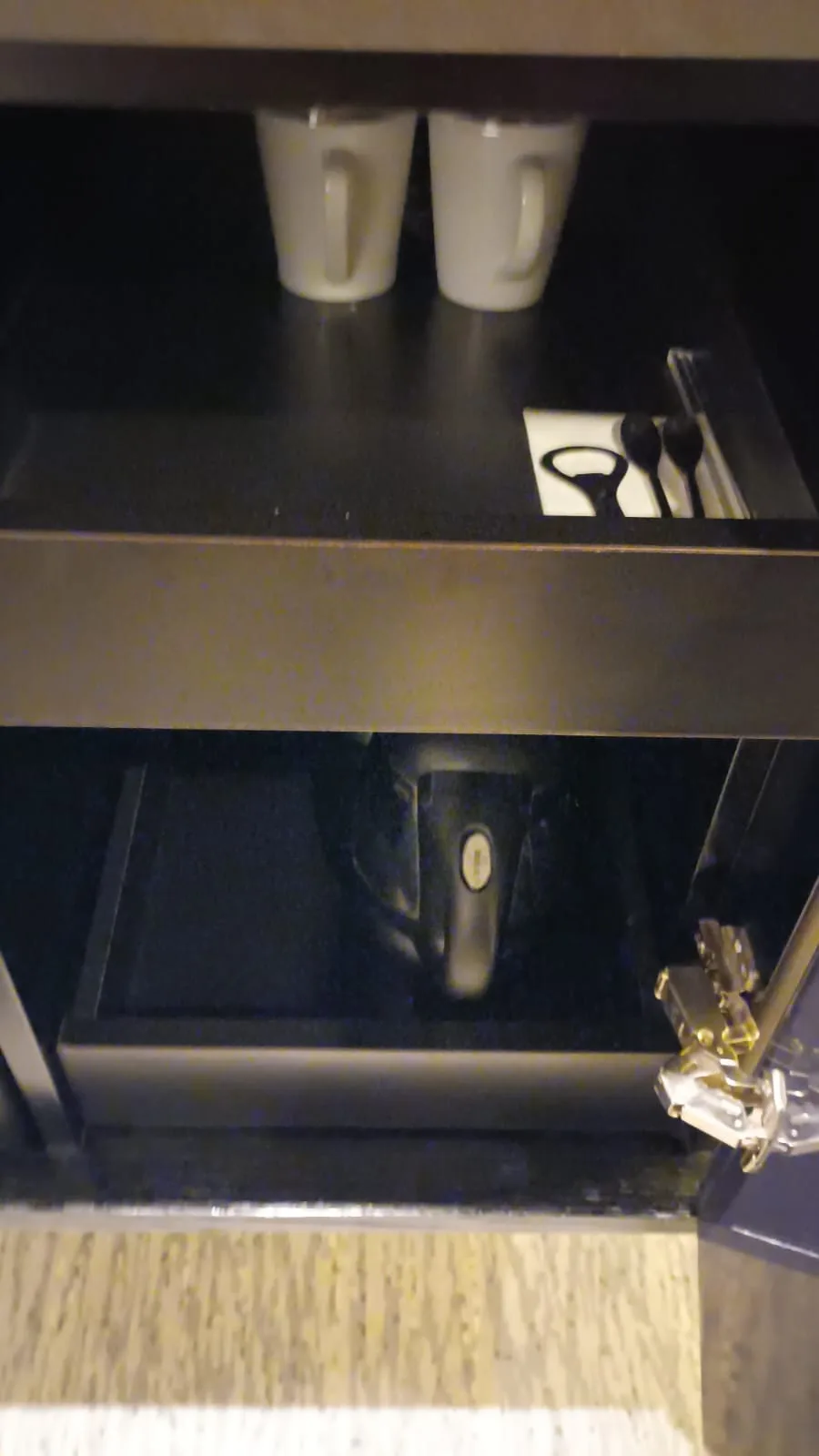 Hotelzimmerecke mit Kaffeetassen und Löffeln