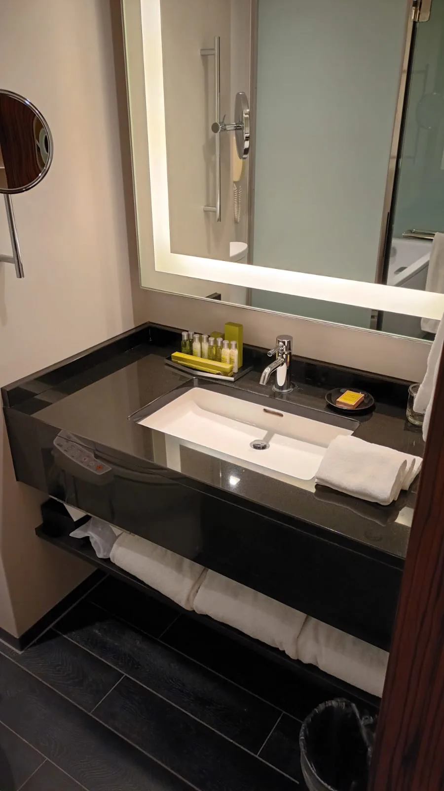 Moderne Hotel-WC mit Waschbecken und Spiegel