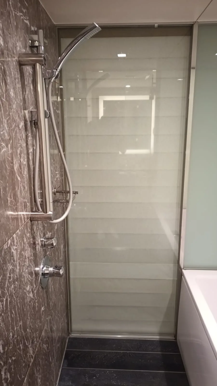 Duschabtrennung mit Glastür im Badezimmer