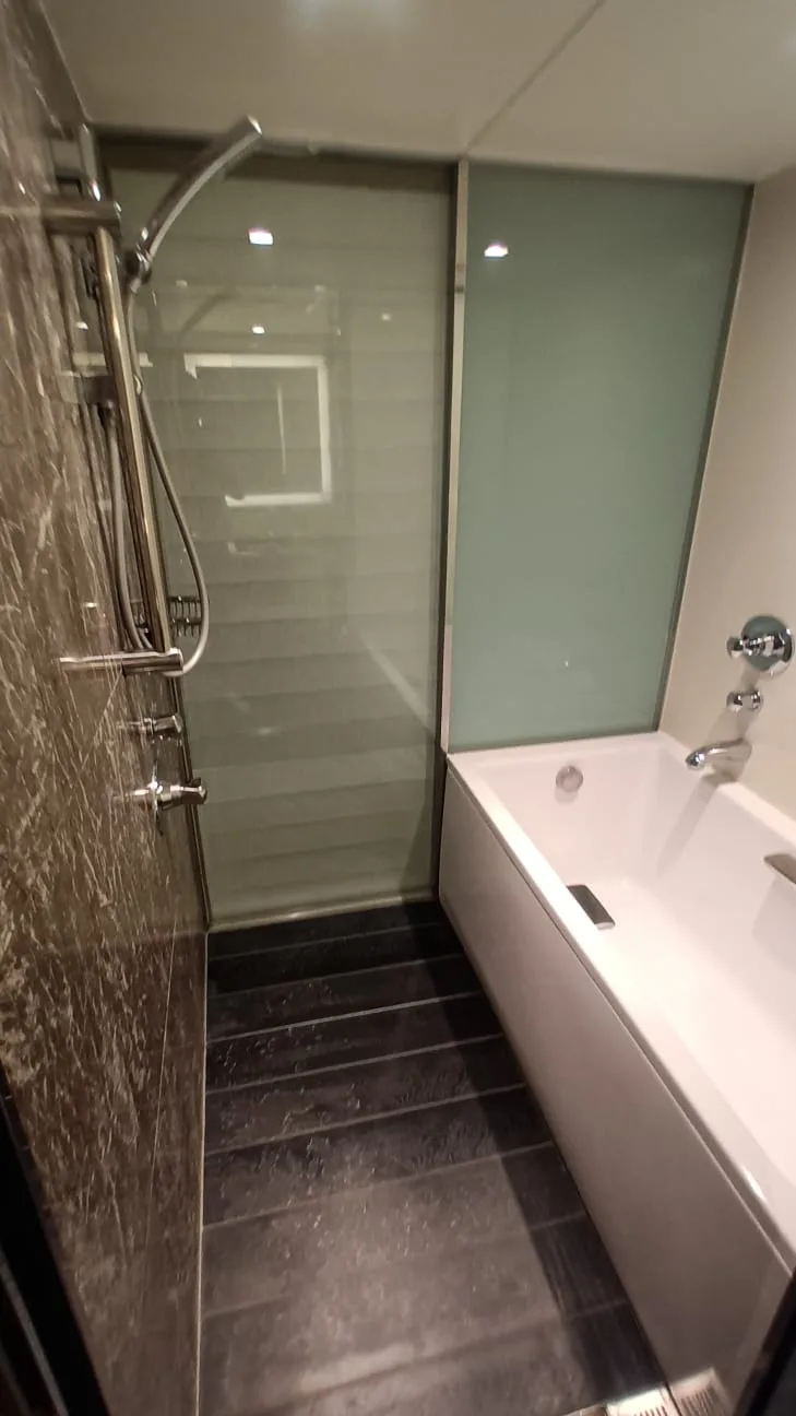 Moderne Badezimmer mit Dusche und Badewanne