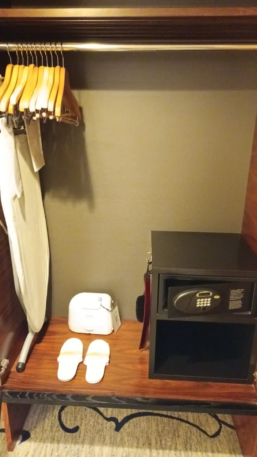 Hotelzimmer mit Kleiderbügel, Schuhlager und Safe
