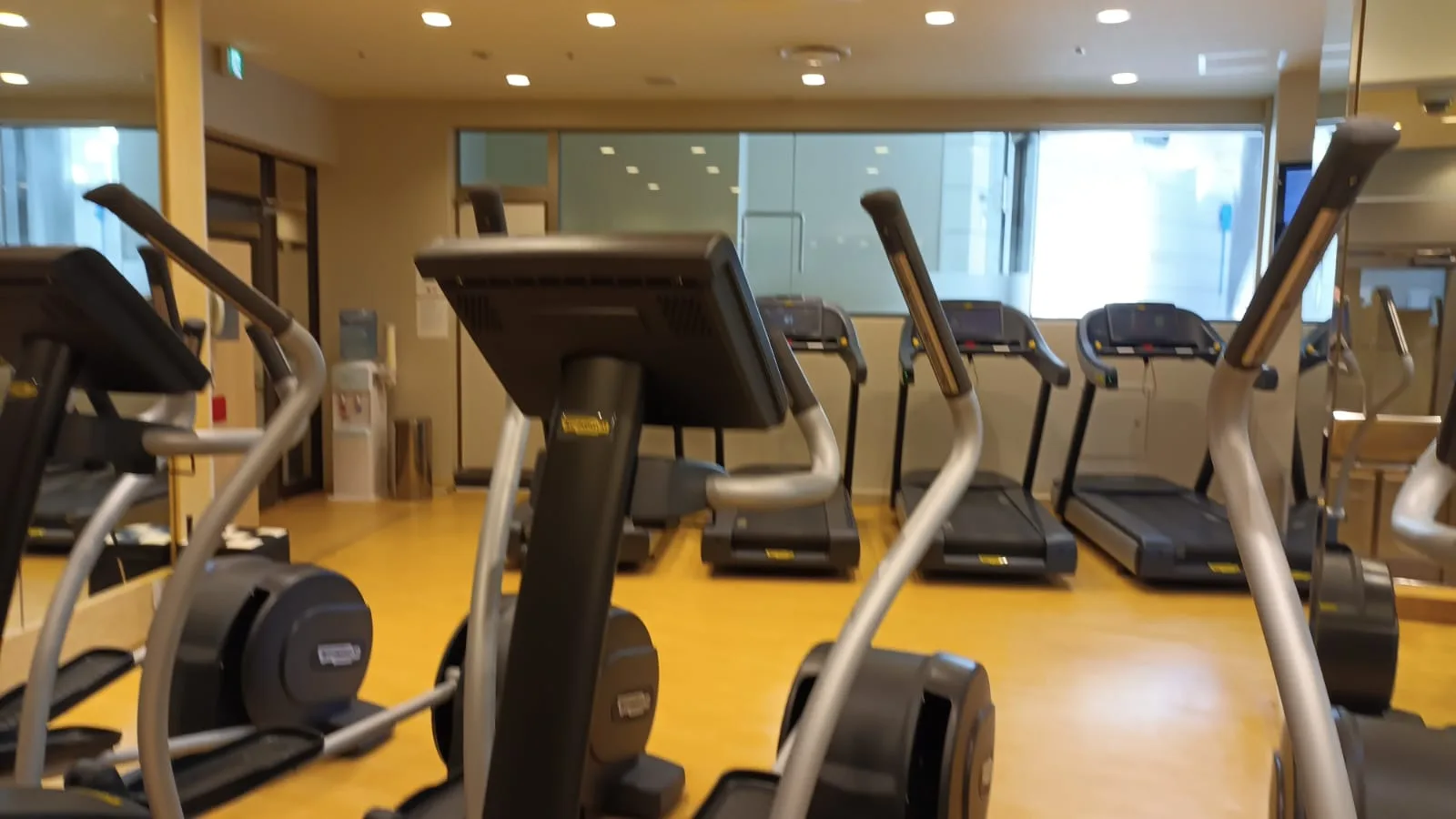Fitnessraum mit Laufbändern und Elliptikern