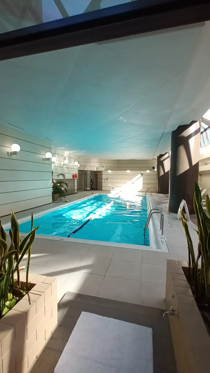 Indoor Pool mit Stufen und Pflanzen im Vordergrund