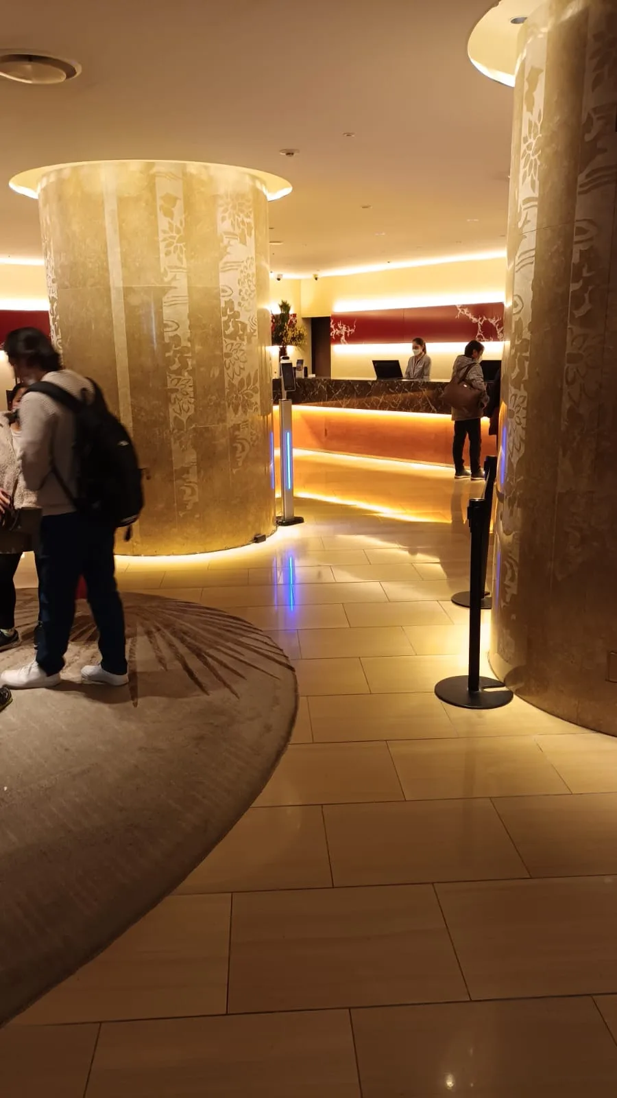 Hotellobby mit Säulen und Empfangsdesk