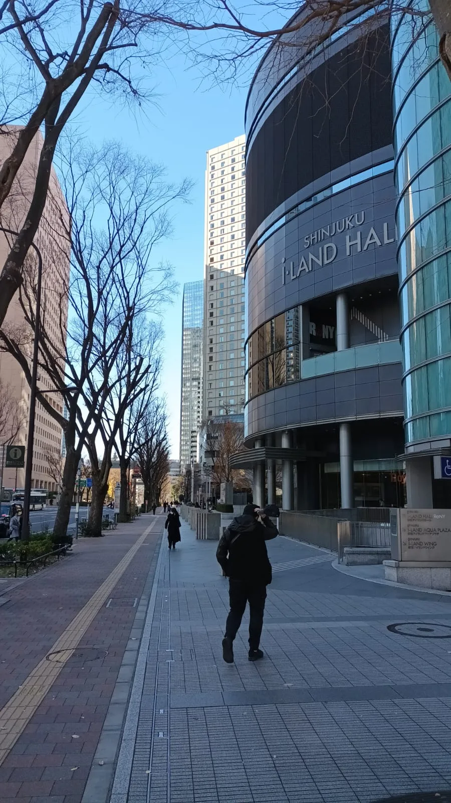 Straße vor dem Shinjuku I-Land Hall mit Passanten