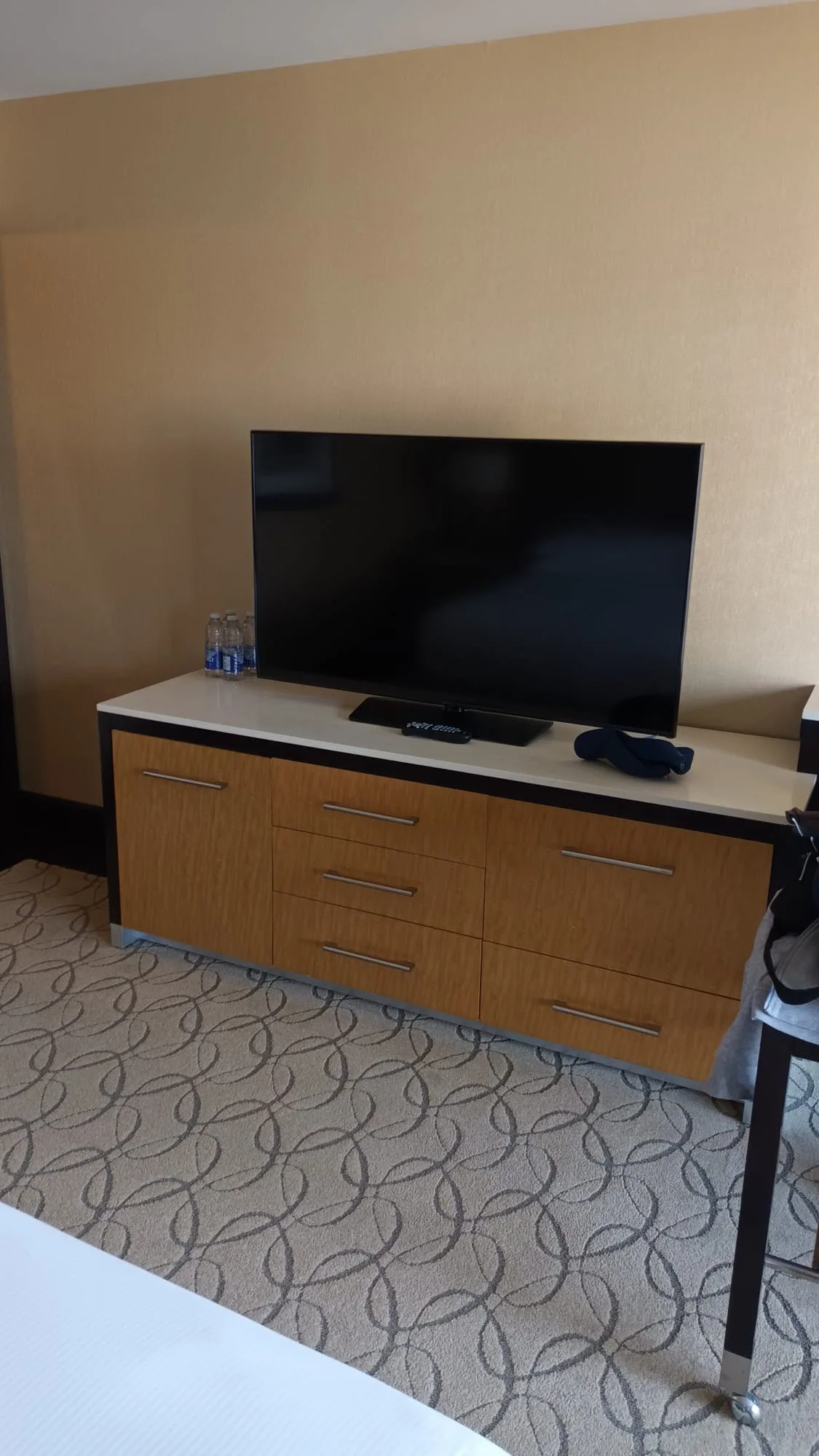 Hotelzimmer mit Flachbildfernseher auf Sideboard
