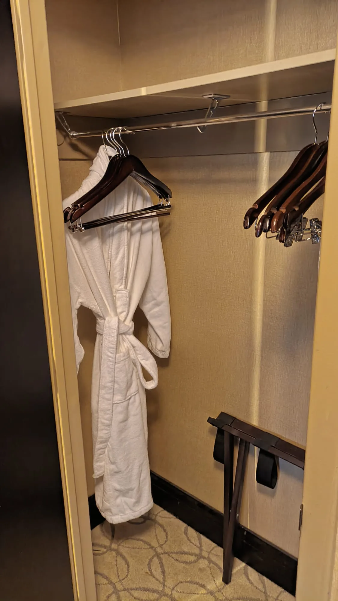 Hängender Bademantel im Schrank