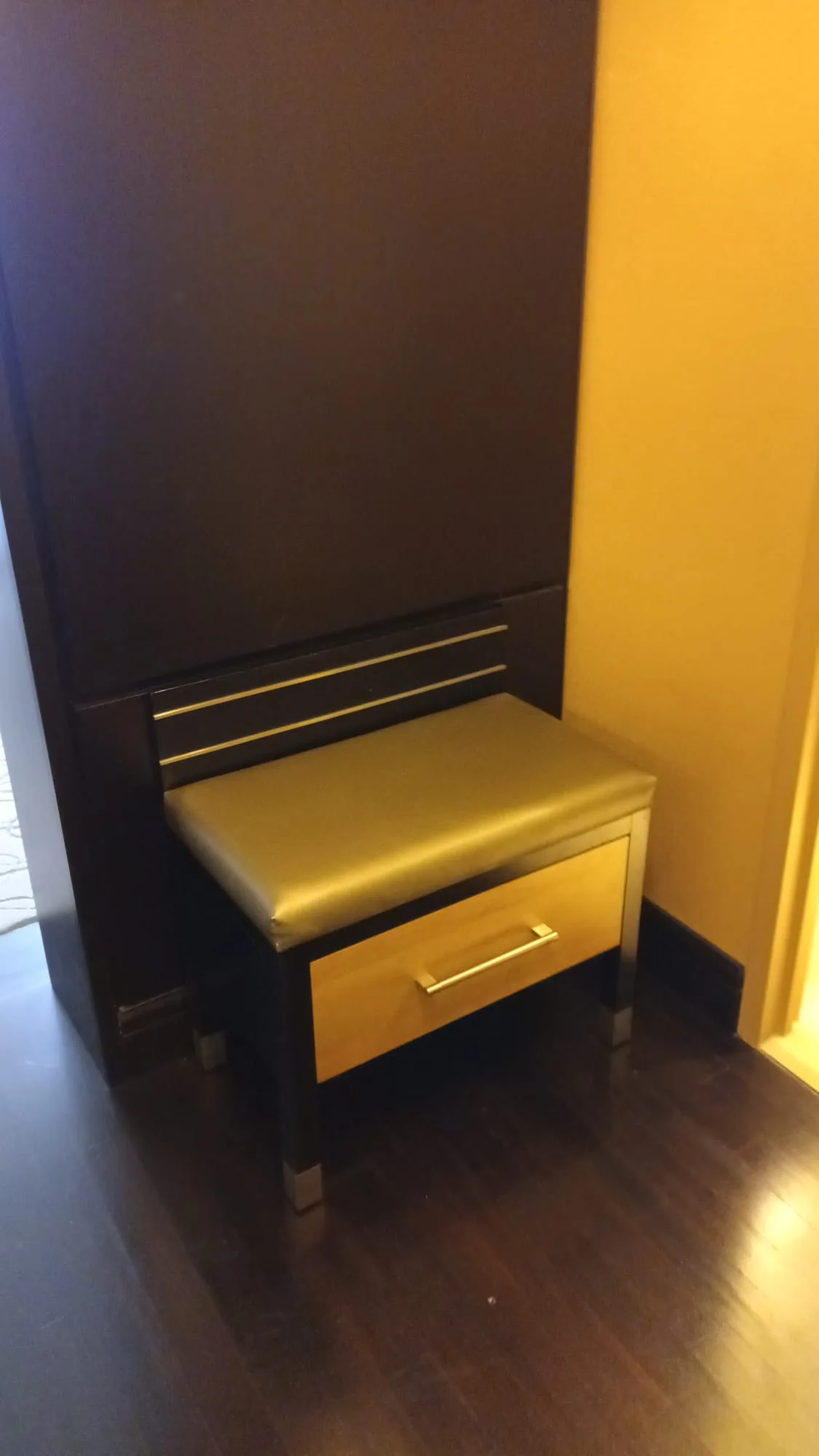 Hotelstuhl mit Sitzkissen und Schublade