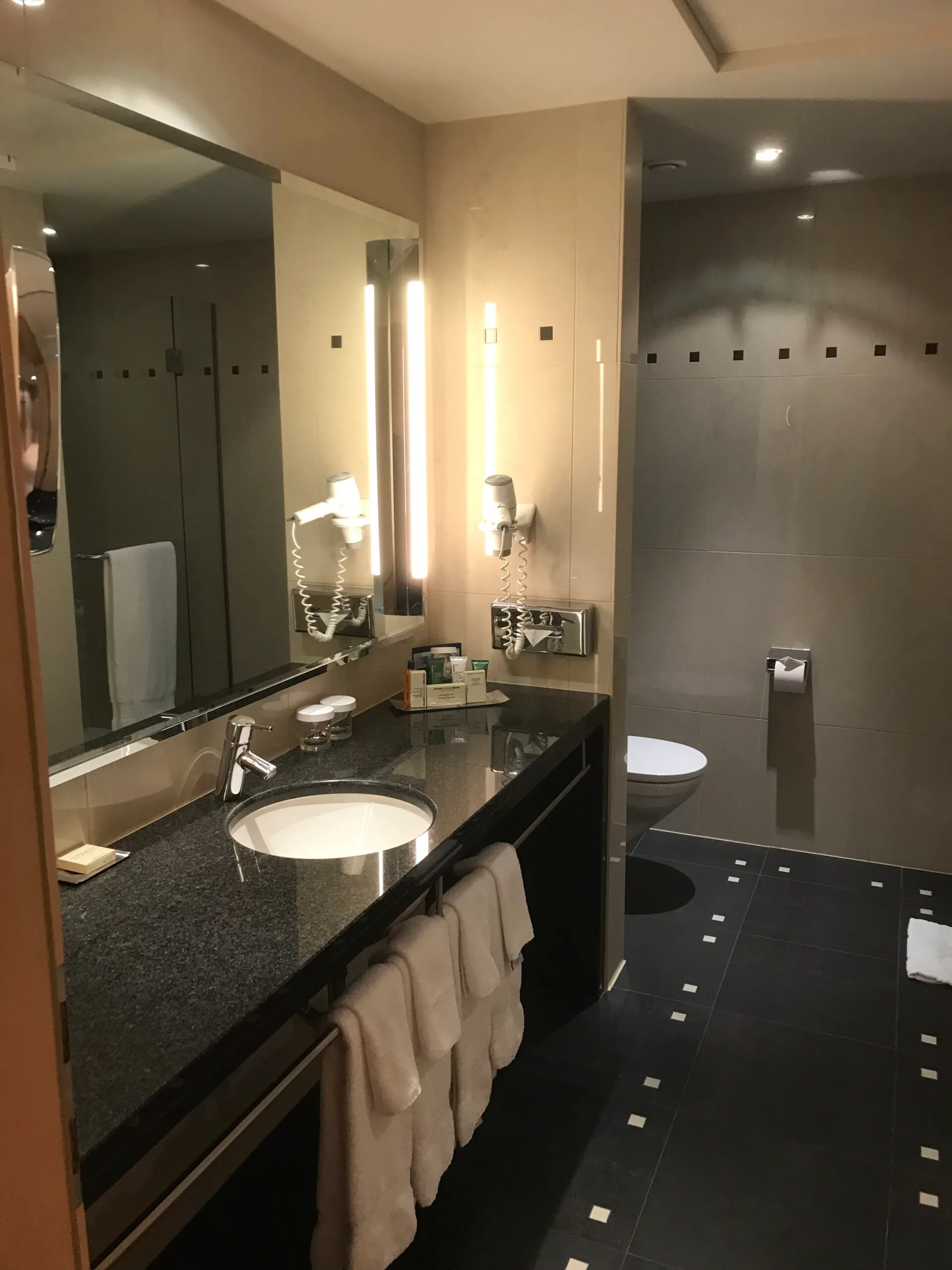 Hotelbar mit Gläsern und Getränkezubereitungsmaterialien