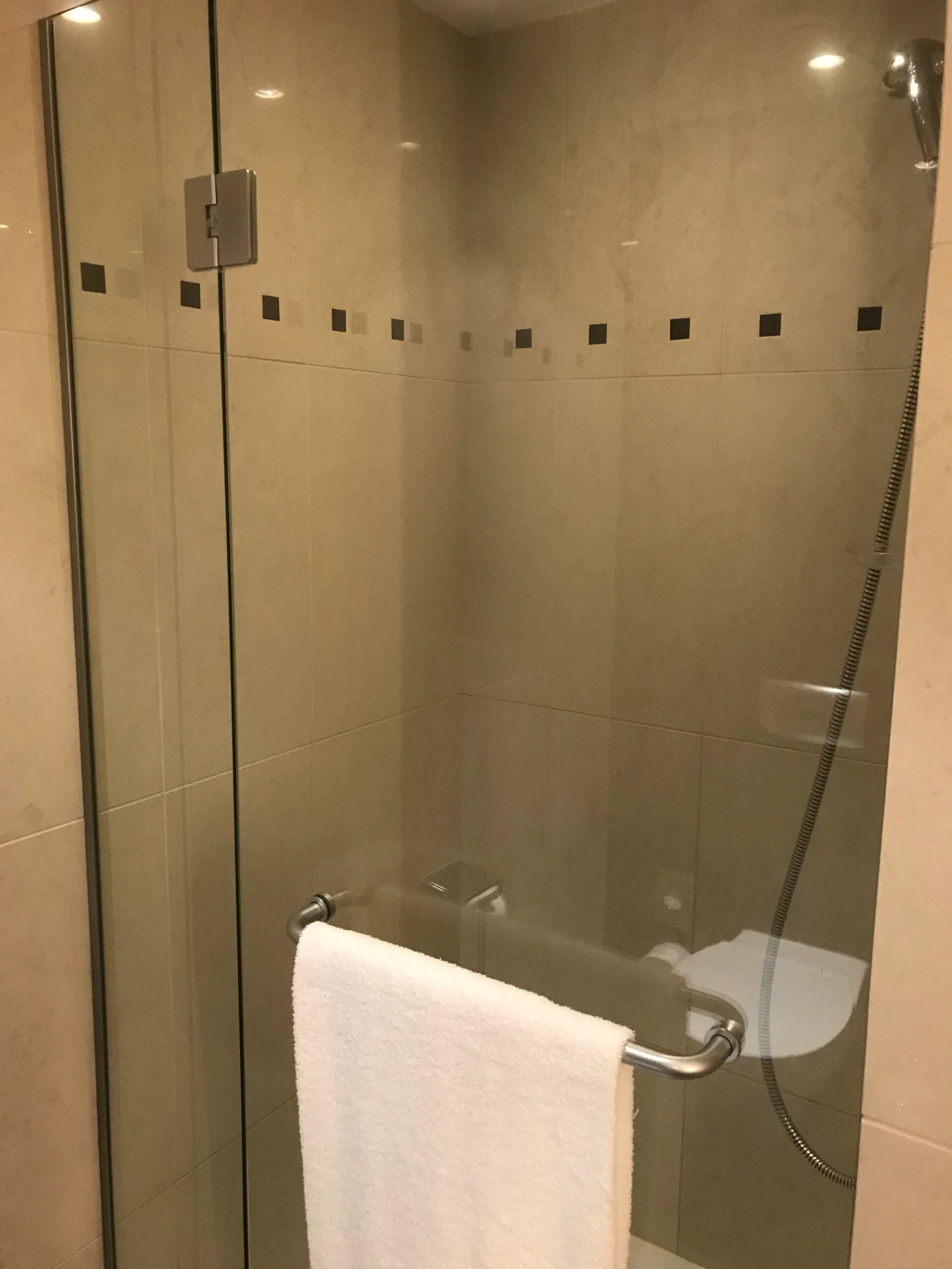 Getränkekühlschrank mit verschiedenen Getränken