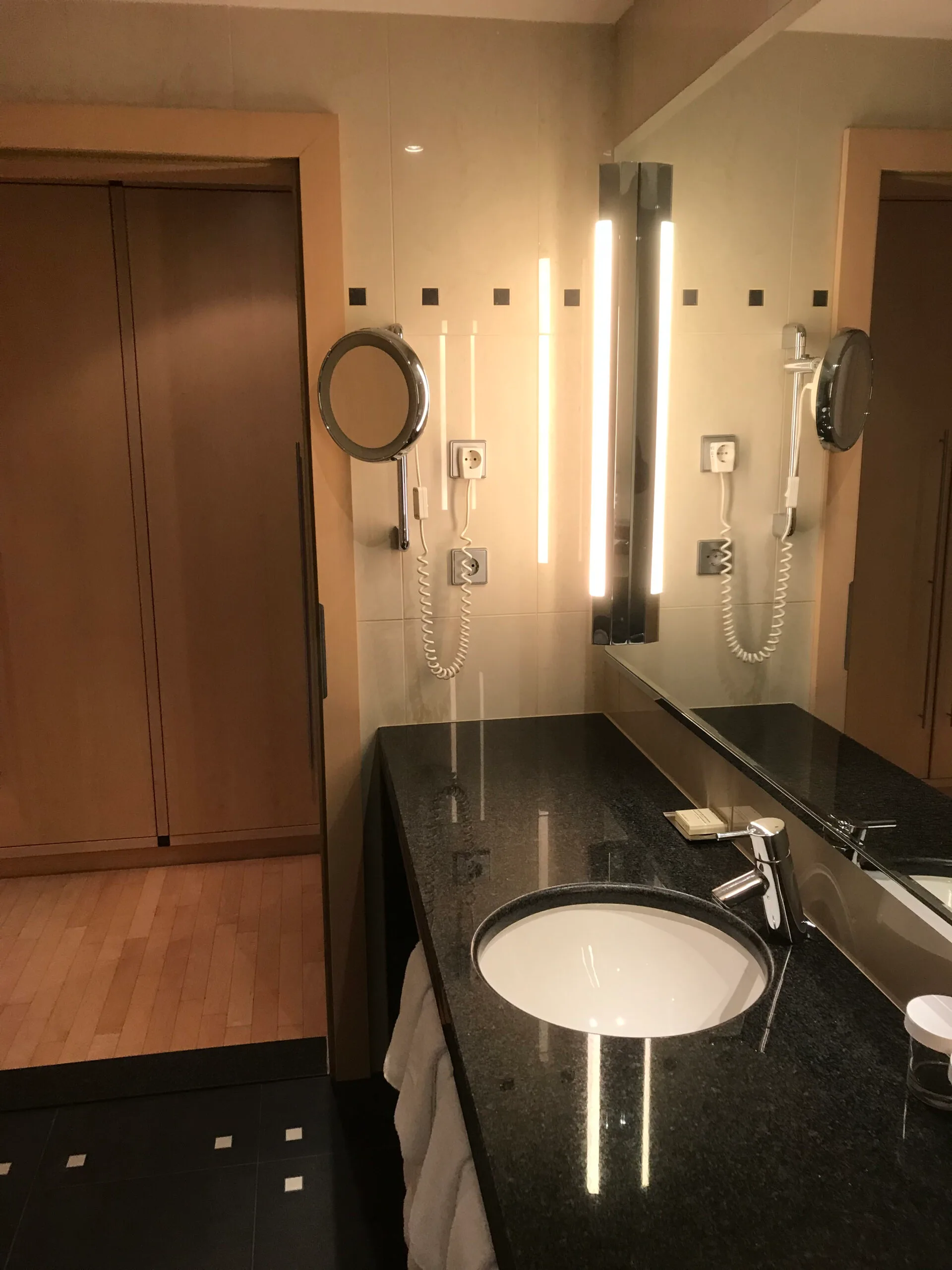 Moderne Badezimmeranlage mit Waschbecken und Spiegel