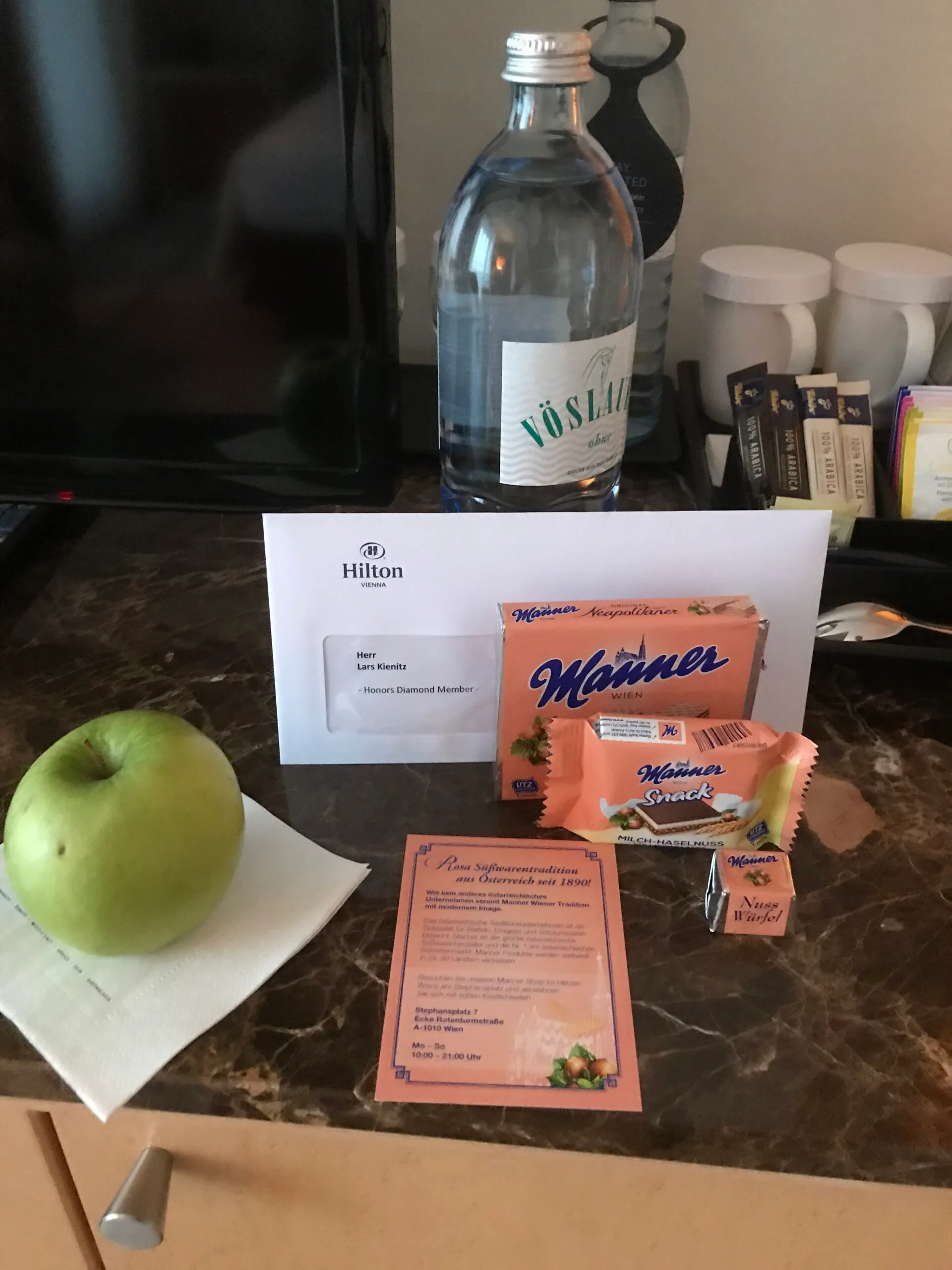 Hotelzimmer mit Obst, Mineralwasser und Süßigkeiten