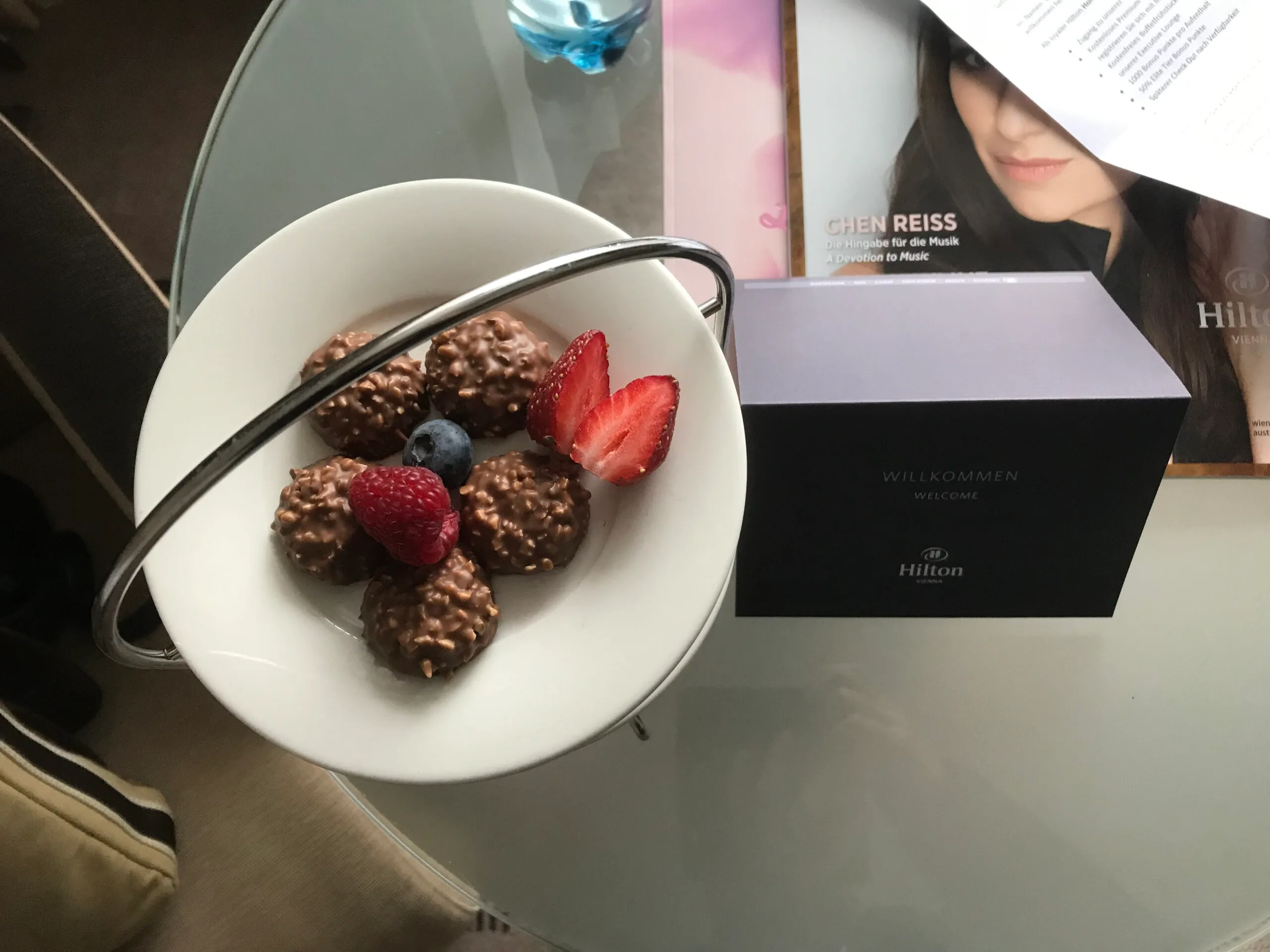 Schokoladenkugeln mit Beeren auf weißem Teller