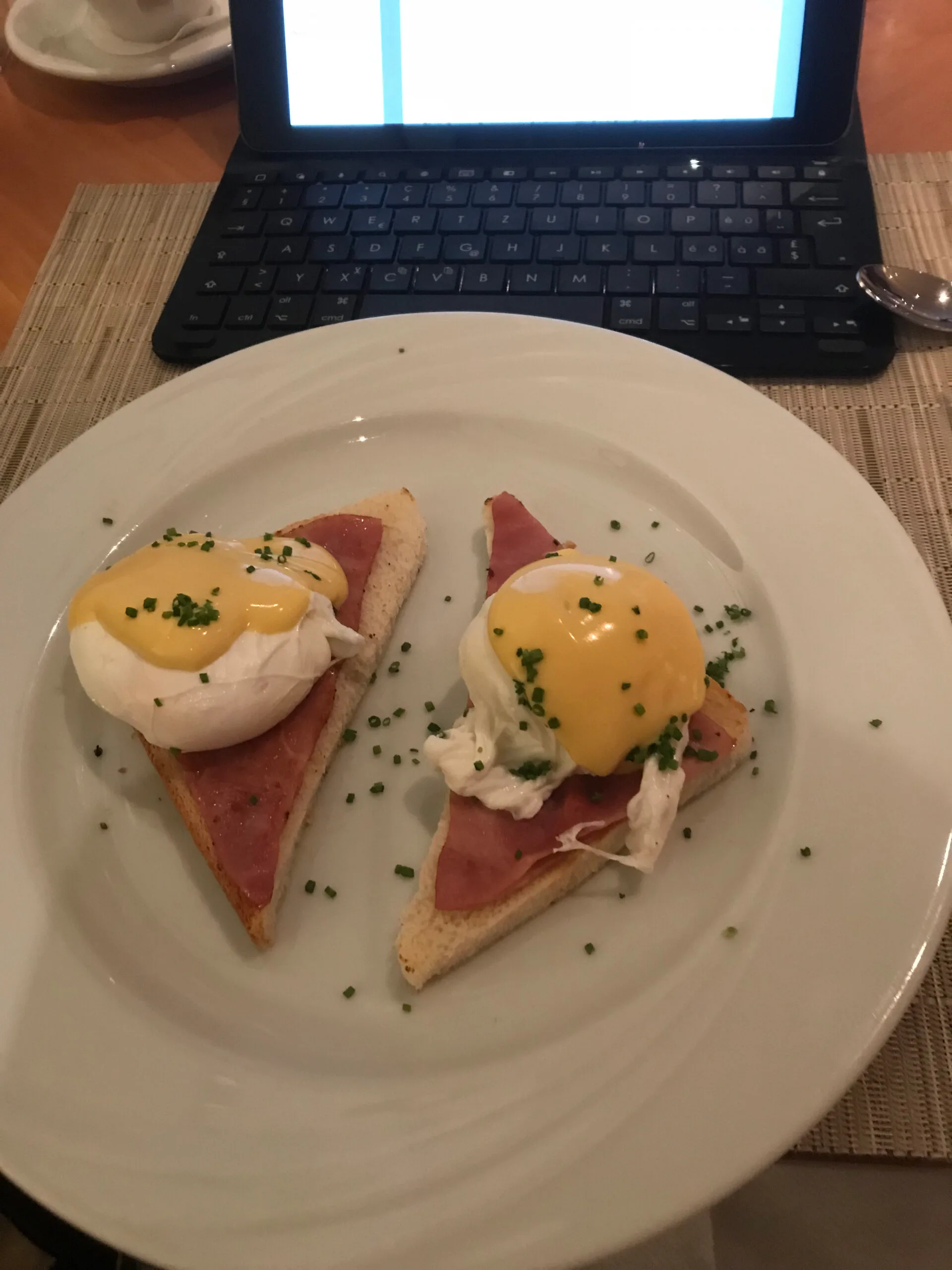 Eier auf Toast mit Schinken und Eiweißsauce