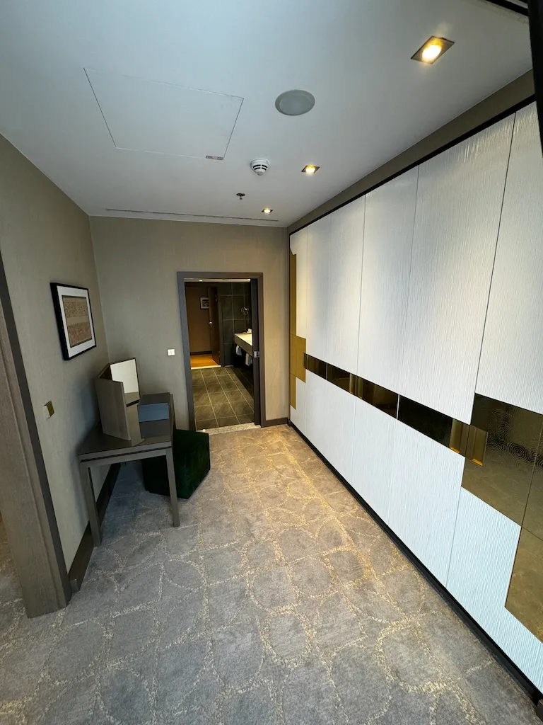 Hotelkorridor mit Schrankwand und Teppichboden