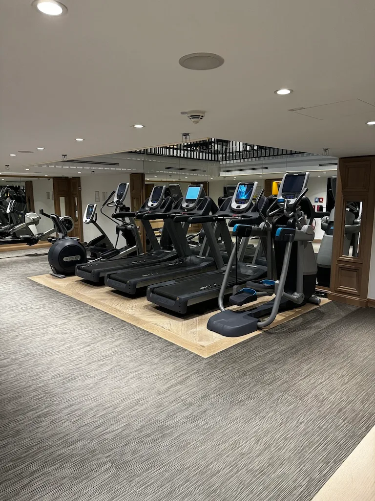 Reihen von Laufbändern in einem Fitnessraum