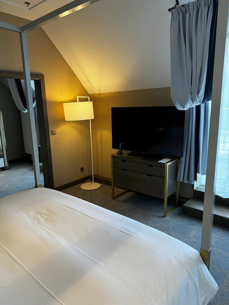 Hotelzimmer mit Doppelbett und Flachbildfernseher