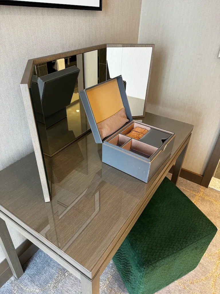 Hotelzimmer mit Spiegel und aufgestelltem Schmuckkasten