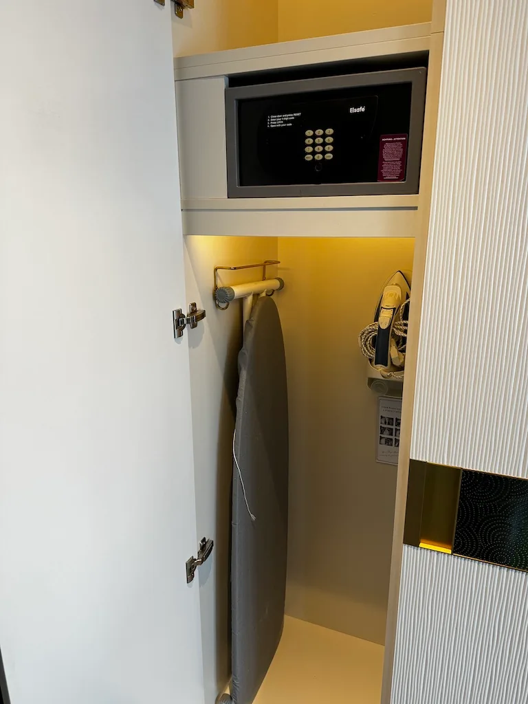Hotelzimmersafe und Bügeleisenhalter in Schrank