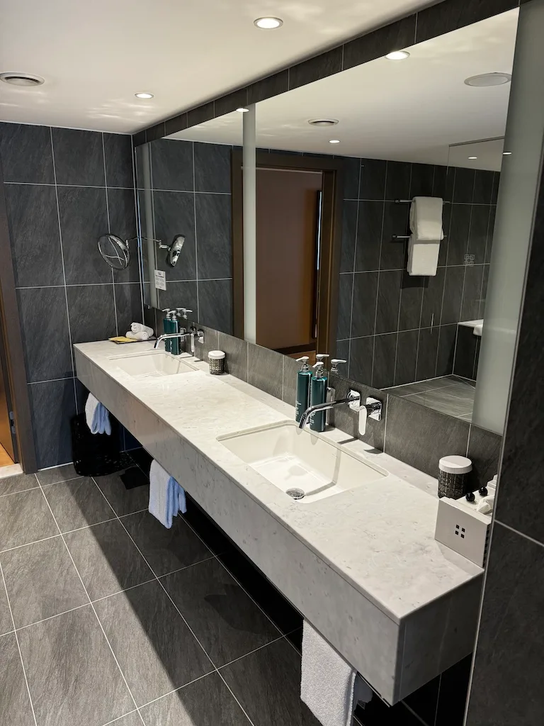 Doppelwaschtisch mit Spiegeln im Badezimmer
