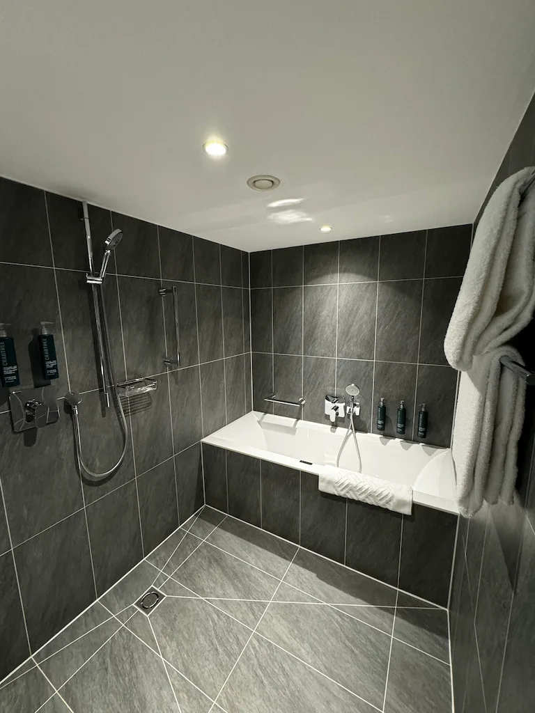 Moderne Badezimmer mit Dusche und Badewanne in Grautönen