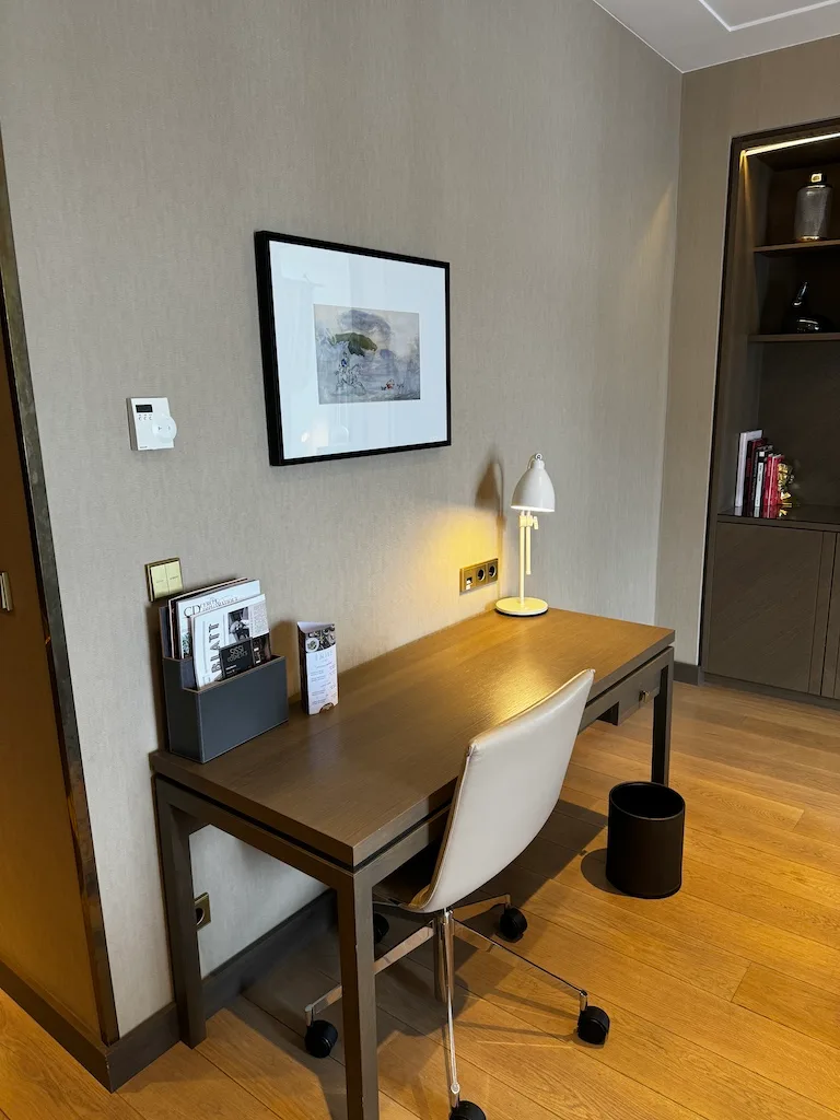 Hotelzimmer mit Schreibtisch und Stuhl