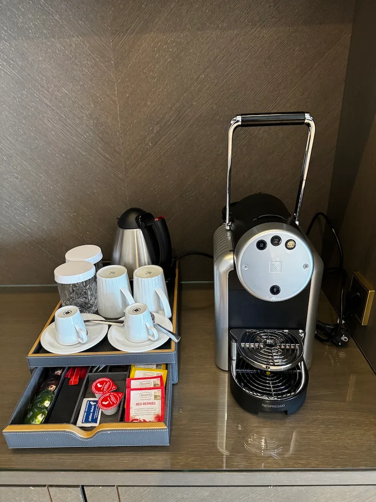 Hotelzimmereinrichtung mit Kaffeemaschine und Getränkeausstattung