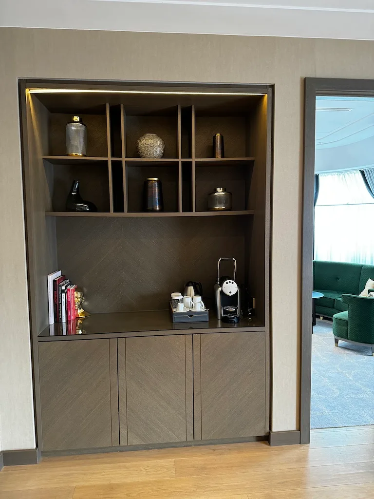 Hotelzimmer mit Regal und Kaffeemaschine