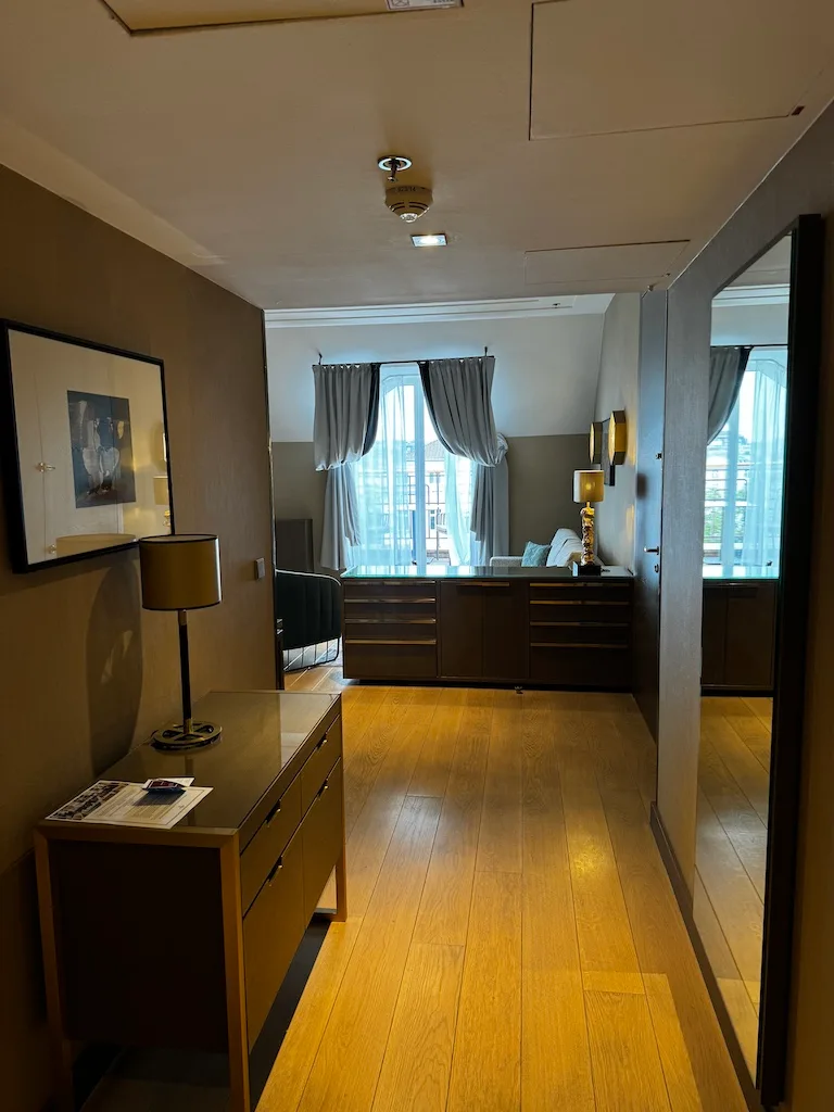 Hotelzimmer mit Doppelbett und grauen Vorhängen