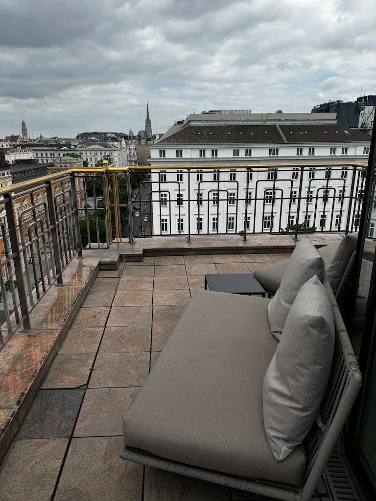 Terrasse mit Sitzmöbeln und Blick auf Stadt