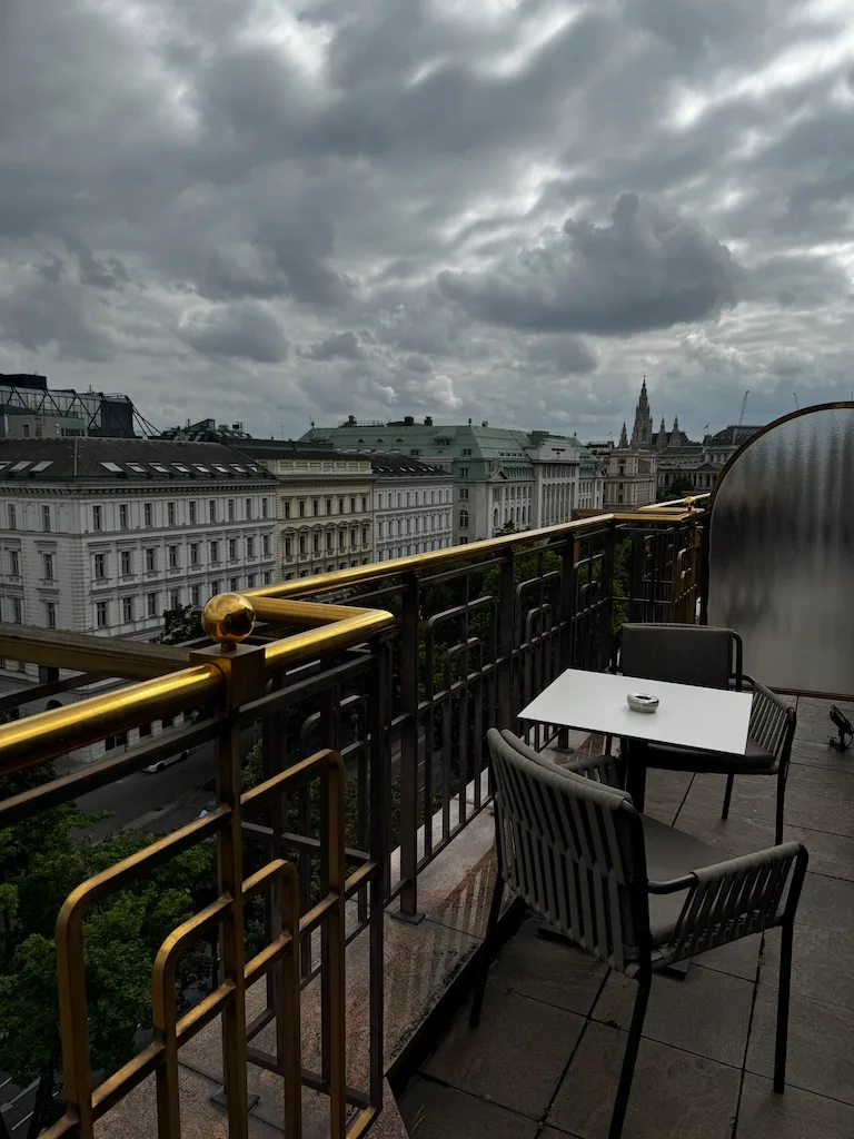 Hotelterrasse mit Blick auf historische Gebäude und bewölktem Himmel