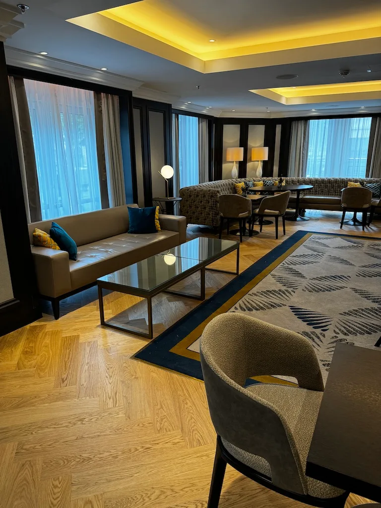 Lounge im Hotel mit Couch und Tisch