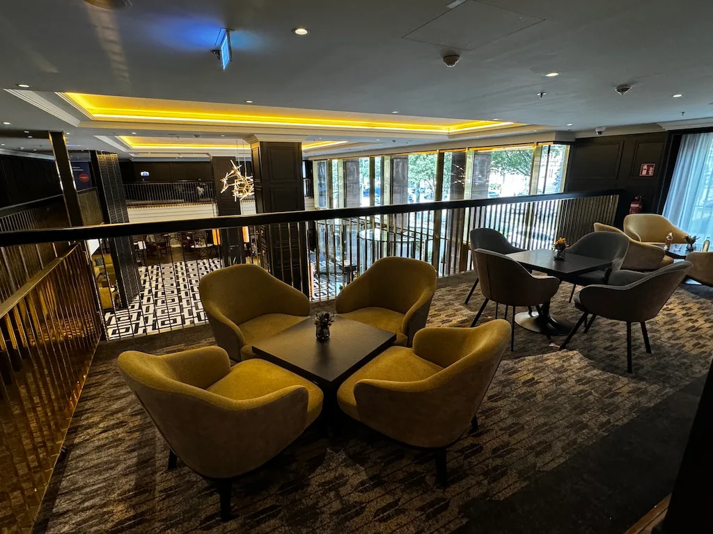 Hotellobby mit gelben Sesseln und Tischen