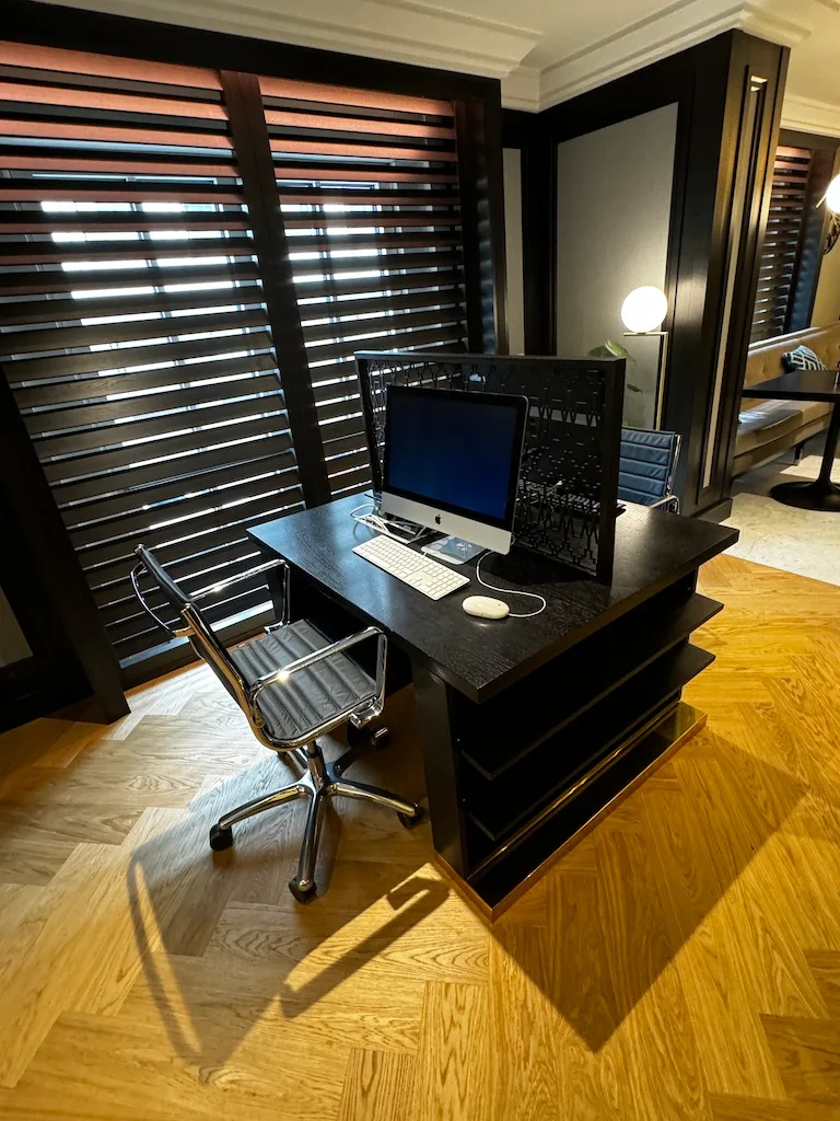 Schreibtisch mit Computer und Stuhl in einem Zimmer