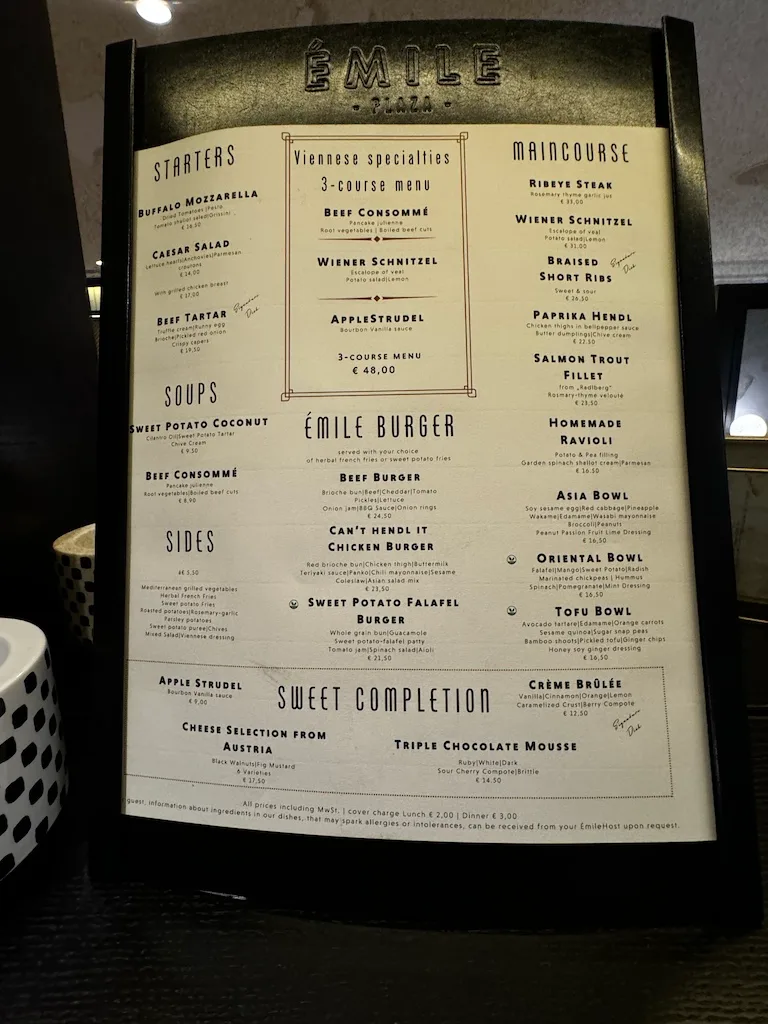 Menü mit verschiedenen Gerichten und Desserts in einem Restaurant