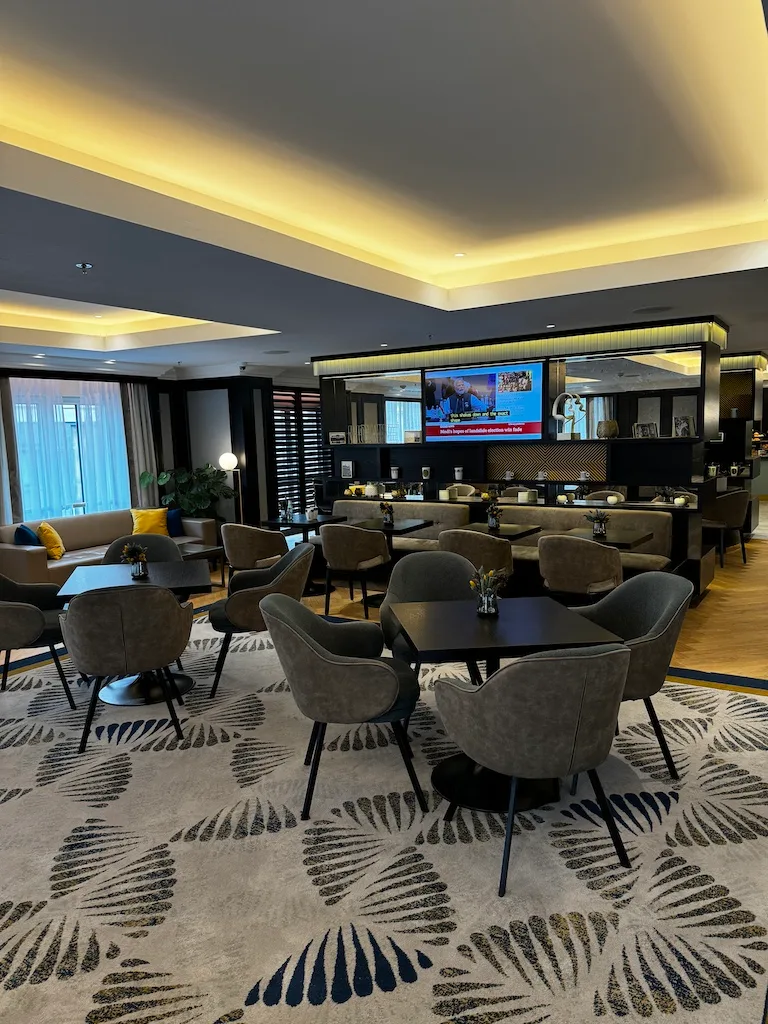 Hotellobby mit Sitzmöbeln und Fernseher