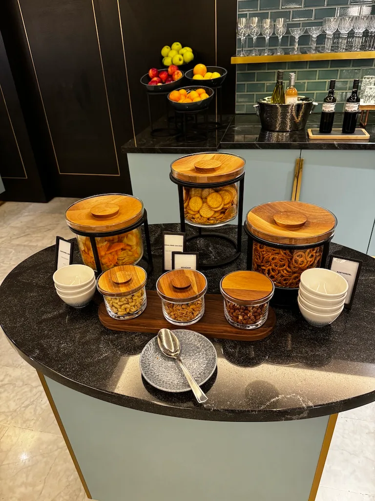 Hotelbuffet mit Snacks und Obstschalen
