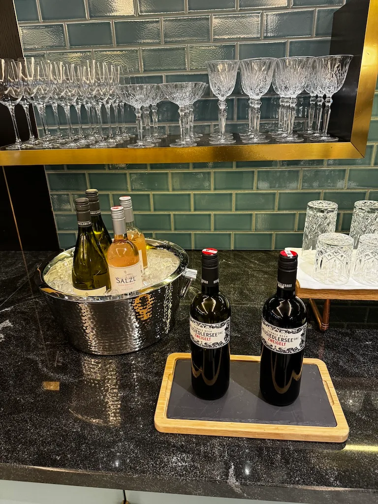 Hotelbar mit Weinflaschen und Gläsern auf Edelstahlregal