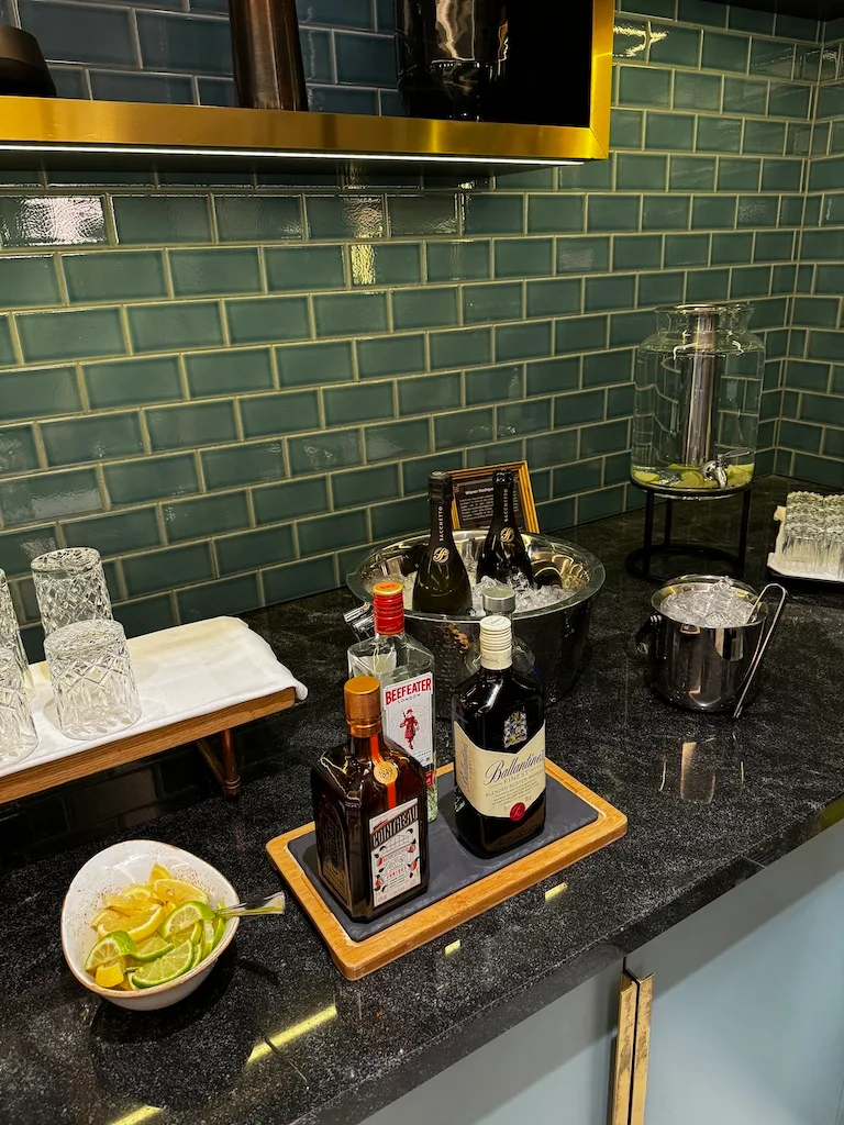 Hotelbar mit Flaschen und Eiswürfeln auf Tischen