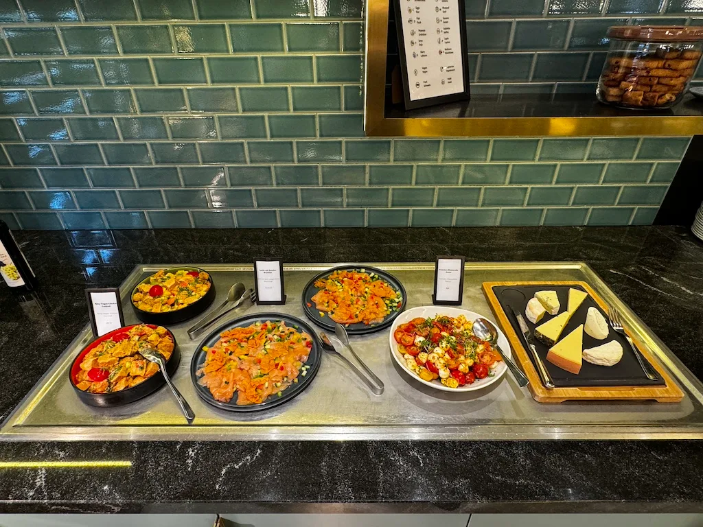 Buffet mit verschiedenen Gerichten und Käse auf Holzbrett